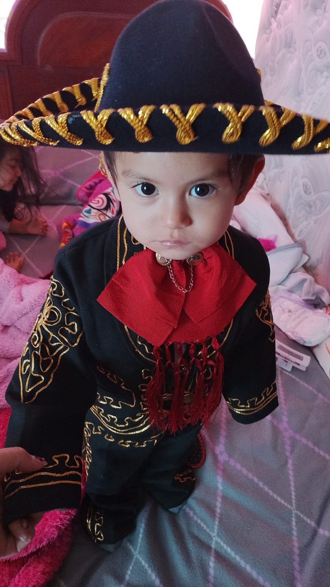 ErickCeballos3's tweet photo. Su primer desfile UwU https://t.co/jDzqYdIzYZ