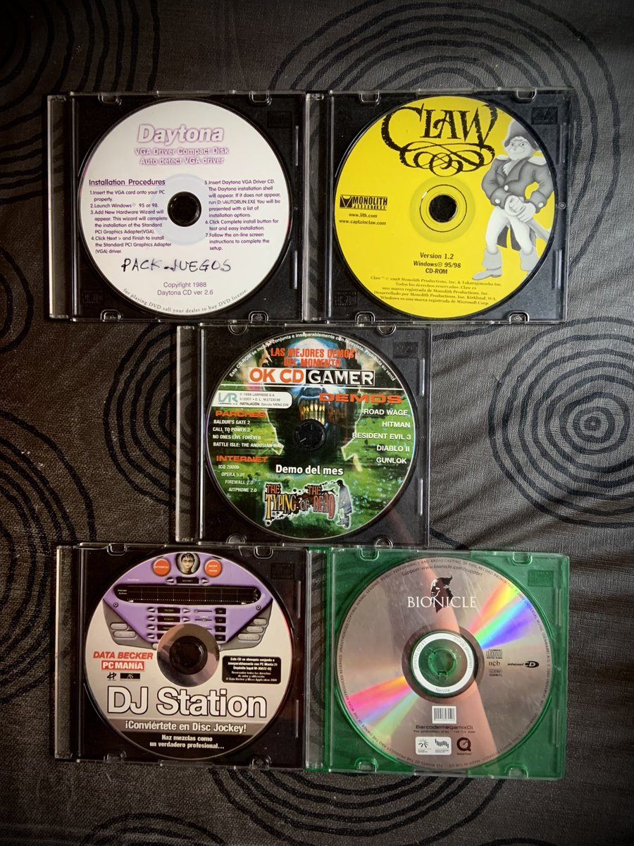 MissArtistsoul's tweet photo. En esta casa no deja de haber sorpresas ✨
Originales: #Claw y #Bionicle (sí, el juego que daban con los cereales Nestlé y que no prosperó)
Y ese CD de #OKCDGamer que en comparación con otros, tenía una música en el menú super pegadiza 🤩
#PCManía #PC #Windows #Informática https://t.co/vdmsammexW