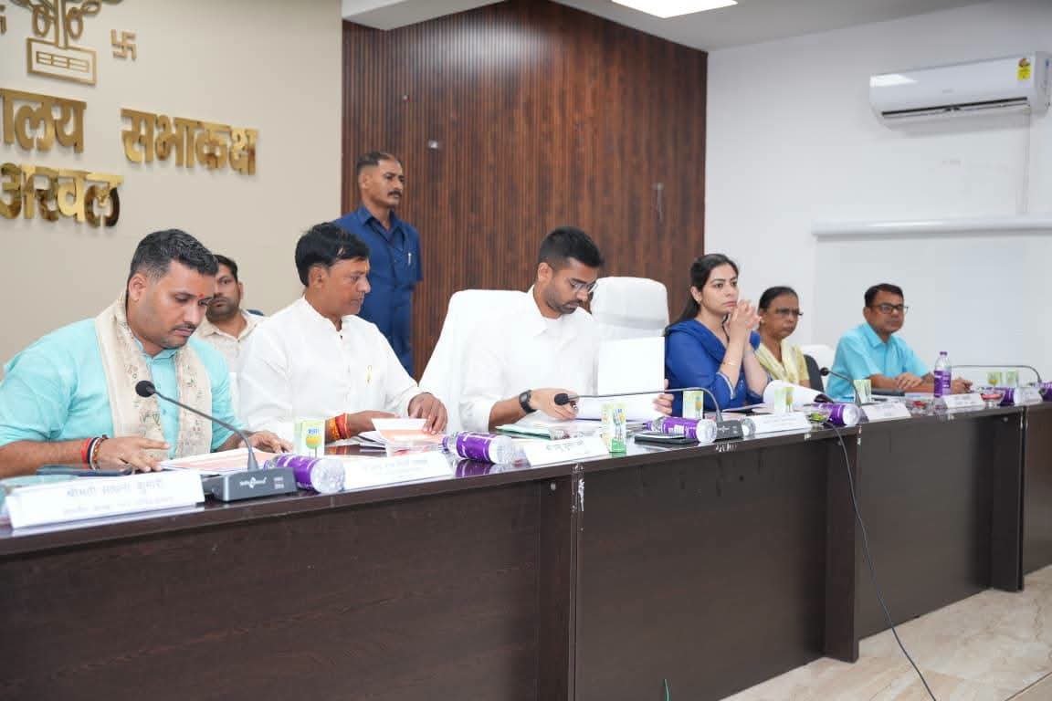 PRD_Bihar's tweet photo. आज दीपक प्रकाश, मंत्री, पंचायती राज विभाग के द्वारा "सेवा संकल्प अभियान" की तैयारियों को लेकर समाहरणालय सभाकक्ष, अरवल में आयोजित समीक्षात्मक बैठक की अध्यक्षता की गई।

बैठक में जिला प्रशासन के वरिष्ठ पदाधिकारियों के साथ अगले एक माह तक संचालित होने वाले अभियान की रूपरेखा, इसकी सफल कार्यविधि एवं जनहित से जुड़ी विभिन्न कल्याणकारी ��ोजनाओं की गहन समीक्षा की गई, ताकि आमजनों तक सरकार की योजनाओं और सेवाओं का लाभ प्रभावी व पारदर्शी ढंग से पहुँचाया जा सके।

इस अवसर पर जिलाधिकारी सहित संबंधित पदाधिकारियों को अभियान के प्रभावी, पारदर्शी एवं समयबद्ध क्रियान्वयन तथा पात्र लाभुकों तक योजनाओं का लाभ सुनिश्चित करने हेतु आवश्यक दिशा-निर्देश दिए गए।
@samrat4bjp
@DeepakRLM 
@mopr_goi
@IPRDBihar
#BiharPanchayatiRajDept
#LocalGovernance
#ViksitBihar
#PanchayatDevelopment