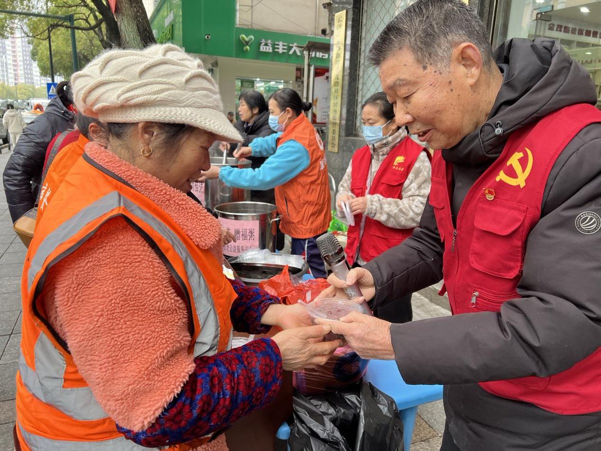 QEdvDKsXbloOW4d's tweet photo. Just spent a lovely morning handing out warm porridge and winter blankets to unhoused neighbors downtown. Small acts make big differences—grateful for this chance to give back.  #VolunteerForGood， https://t.co/BQNK7JLCM1