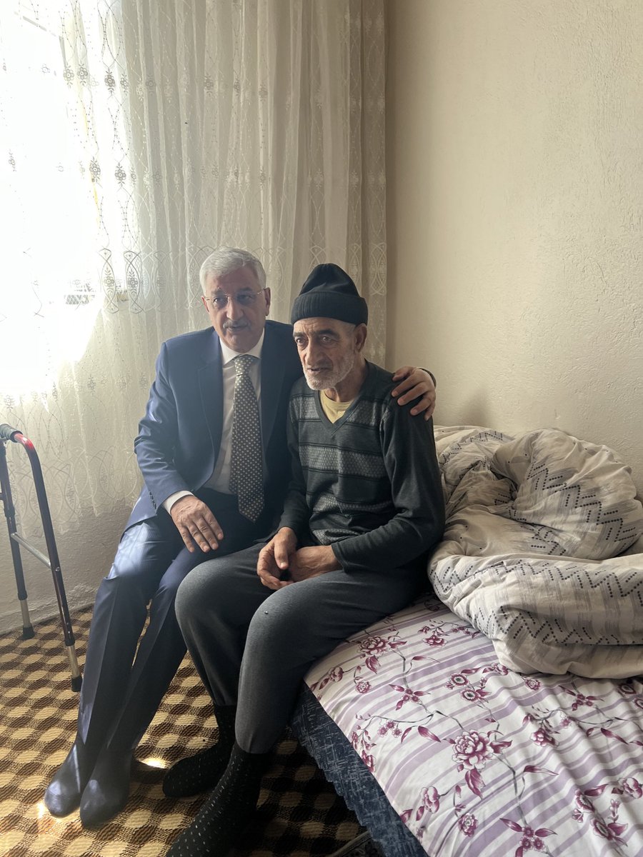 AbdulsemetK's tweet photo. Muş çengeli köyünde hasta haci Ömer Yaşlak Kıbrıs gazisi amcayı evinde ziyaret ettik Allah şifasını versin inşallah sağlıklı bir yaşam diliyorum https://t.co/JeYuS7q5mQ