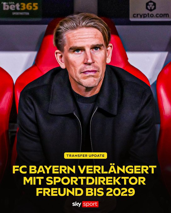 Ein Mann sitzt auf einem roten Stuhl in einer sportlichen Umgebung, mit dem Text "FC BAYERN VERLÄNGERT MIT SPORTDIREKTOR FREUND BIS 2029" und Logos von "bet365" und "sky sport" im Hintergrund.