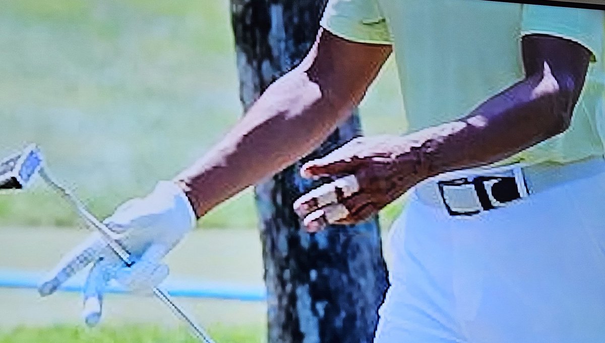 MichelleRM68's tweet photo. Obama's chef Tafari Campbell died at his estate! Only a couple days later he was photographed with cuts &amp; bruises all over his body.

No one paddle boards at 8PM &amp; he didn't drown in 6 ft of water! HE KNEW HOW TO SWIM! Zero investigation! His death was ruled an "accident."🙄 https://t.co/O5ULfwIRPf