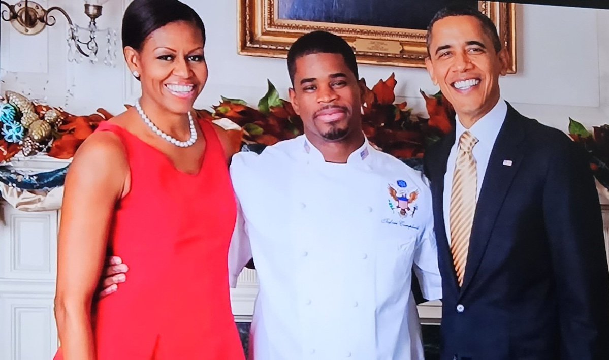 MichelleRM68's tweet photo. Obama's chef Tafari Campbell died at his estate! Only a couple days later he was photographed with cuts &amp; bruises all over his body.

No one paddle boards at 8PM &amp; he didn't drown in 6 ft of water! HE KNEW HOW TO SWIM! Zero investigation! His death was ruled an "accident."🙄 https://t.co/O5ULfwIRPf