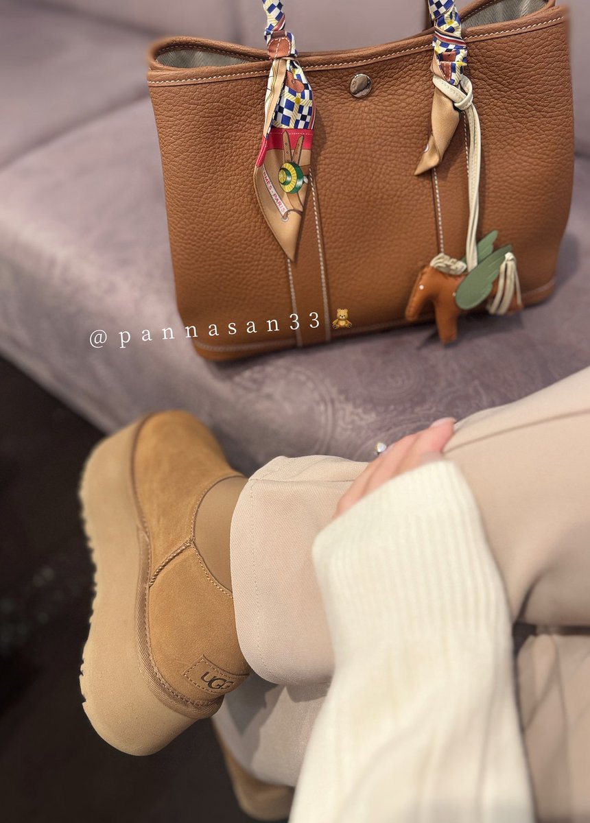 買ってないです😭🙏🏻去年UGGはこのふたつ買いました✌️🤎🐻キャメルとライトベージュでどちらも厚底👢!厚底✖️UGG暖かくて盛れて助かる最高すぎる今年も買うぞw😭🤎 https://t.co/kKw8d1u23m