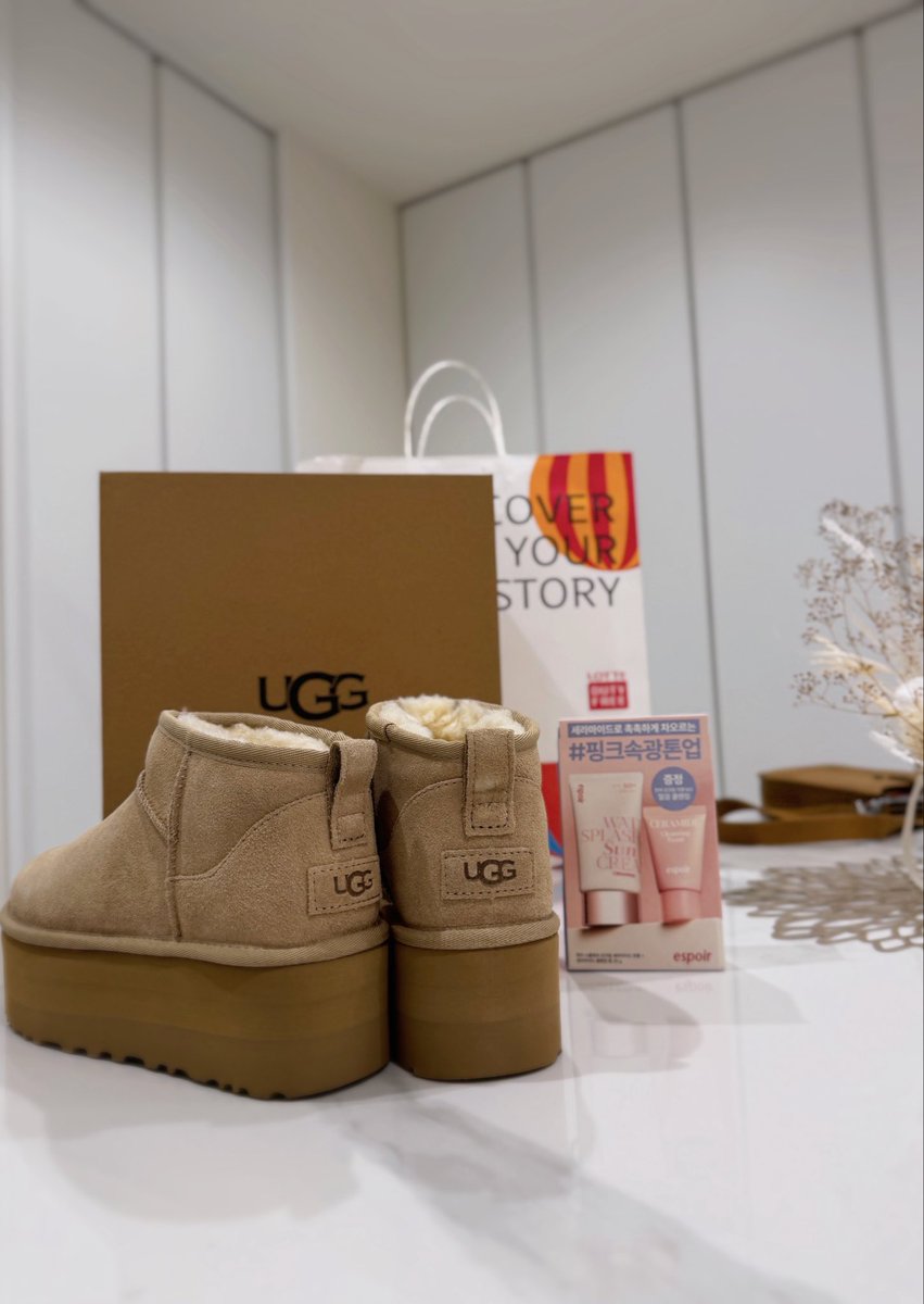 買ってないです😭🙏🏻去年UGGはこのふたつ買いました✌️🤎🐻キャメルとライトベージュでどちらも厚底👢!厚底✖️UGG暖かくて盛れて助かる最高すぎる今年も買うぞw😭🤎 https://t.co/kKw8d1u23m