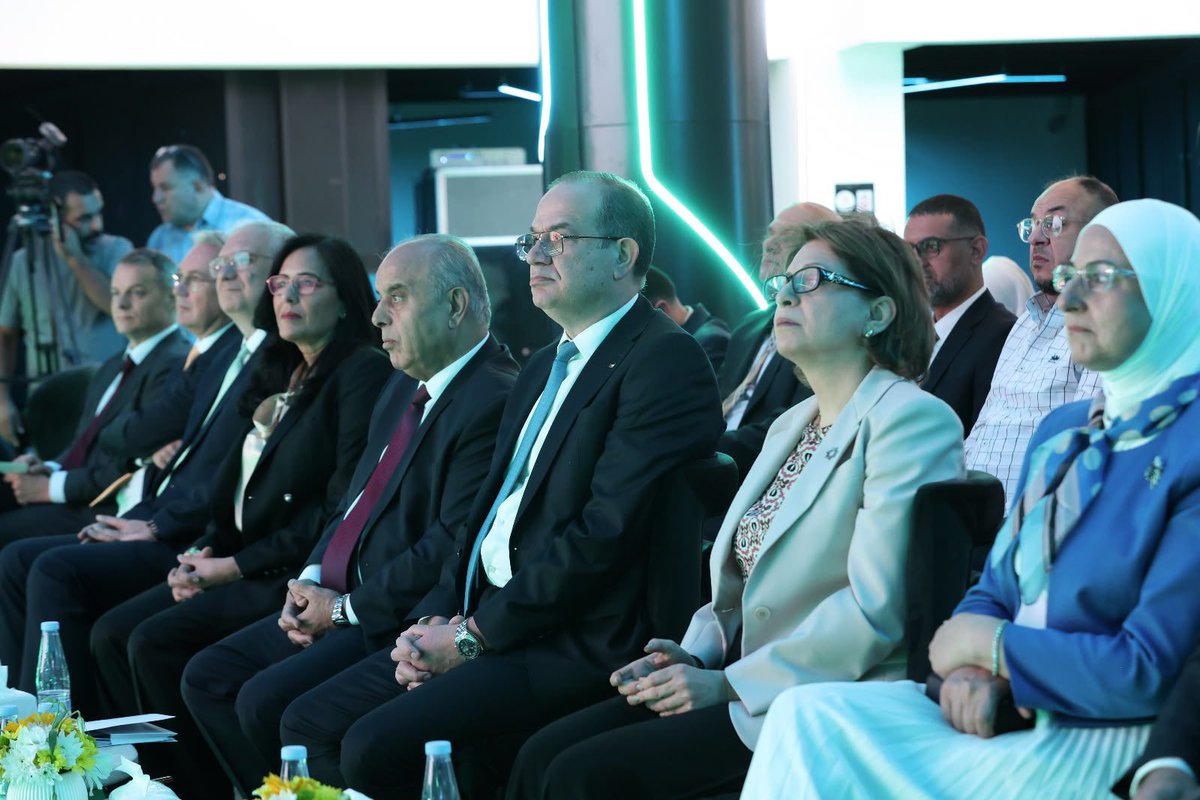 SamiSmeirat's tweet photo. استضفنا اليوم في الأردن الإطلاق الإقليمي لتقرير التنمية في العالم 2026 «وعد الذكاء الاصطناعي» الصادر عن البنك الدولي، ليكون الأردن أول دولة في المنطقة يُعلن فيها عن التقرير ويُطلق إقليميًا.

ويأتي التقرير في وقت يتسارع فيه التحول الذي يقوده الذكاء الاصطناعي، مسلطًا الضوء على فرصه في تسريع التنمية، وتعزيز الإنتاجية، وخلق فرص جديدة.

نواصل في الأردن بناء منظومة وطنية للذكاء الاصطناعي، وتحويل هذه الفرص إلى قيمة حقيقية للاقتصاد والمجتمع.

#رؤية_التحديث_الاقتصادي #الذكاء_الاصطناعي #وعد_الذكاء_الاصطناعي #المجلس_الوطني_لتكنولوجيا_المستقبل