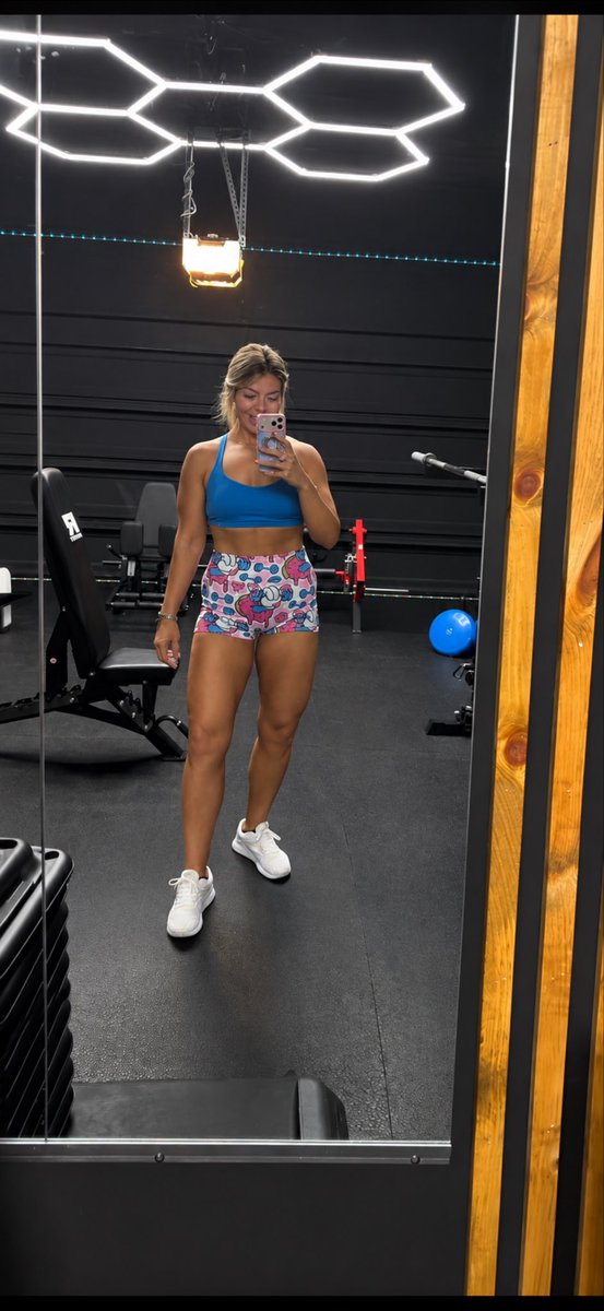 BPitsch1210's tweet photo. Just your typical gym photos 🌸💜 https://t.co/ihtoBTuK40