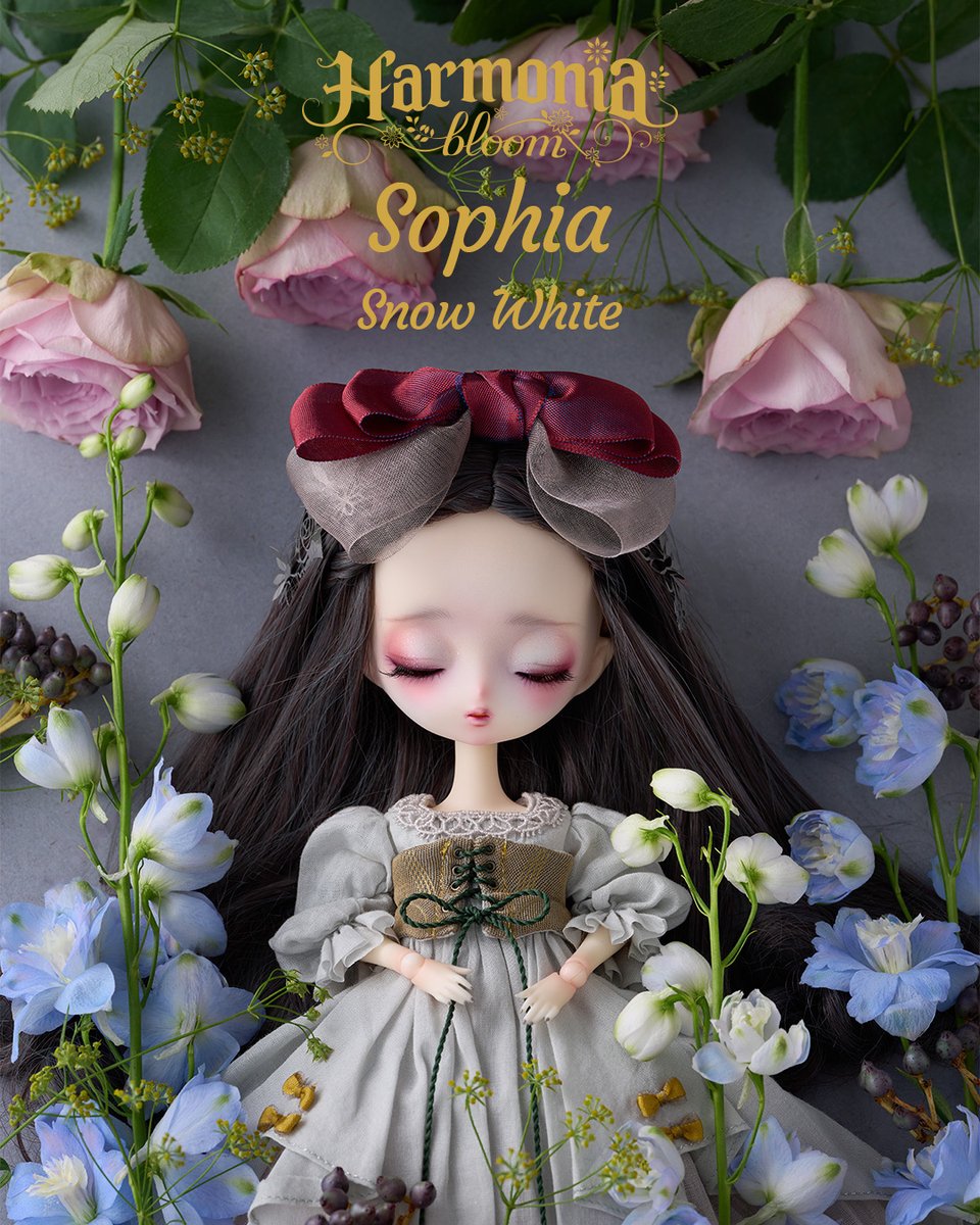 Harmonia_series's tweet photo. 物語シリーズ最新作
◤￣￣￣￣￣￣￣￣￣￣￣￣◥

　Harmonia bloom
　Sophia Snow White

◣＿＿＿＿＿＿＿＿＿＿＿＿◢

🎨メイクデザイン
Chino syoko（@cotedeto00）
🪡衣装デザイン・パターン制作
anrica（@anrica_）

9月25日（金）予約開始

#Harmoniabloom
#dollshow #DS79 https://t.co/2RPDbERnBi