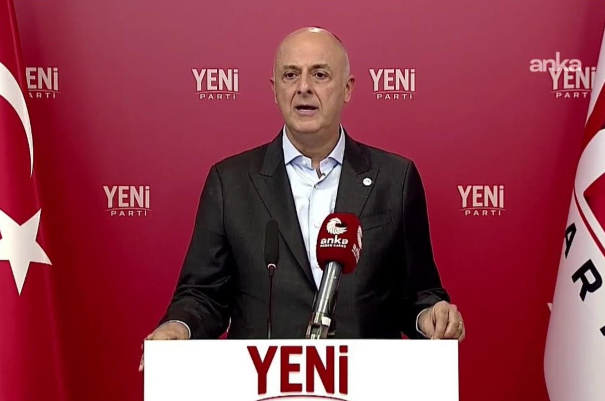 PiyasaTurkiyeTR's tweet photo. 🔴 Yeni Parti İzmir Milletvekili Ümit Özlale: (Borsa / Fon)

📍Türkiye'nin sermaye piyasalarında göz yumulan kara düzenin sonuçlarına bugün bütün ülke olarak maruz kalıyoruz.

📍Birkaç şirket, birkaç aracı kurum, birkaç portföy yönetim şirketi ve fonlar üzerinden ekonomik gerçeklikle bağını yitirmiş hisse değerleri maalesef oluşturulmuştur. 

📍Bu şişirilmiş değerler kurumsal görünüm ve yüksek getiri vaadiyle tasarruf sahiplerini adeta pusuya düşürmüştür.

📍Bugün şüpheli fonların büyüklüğünün yaklaşık 10 milyar dolar düzeyinde olduğu ifade edilmektedir. 

📍Somut örnekler üzerinden gidecek olursak 250 çalışanı olan ufak bir finans şirketi bugün borsada Türkiye'nin en büyük sanayi holdinglerinden daha değerli hale gelebiliyor.

📍Küçük bir denizcilik şirketinin piyasa değeri ülkenin en büyük telekom operatörünün değerini aşabiliyor.

📍Ekonomik temelden kopmuş bu fiyatlamalar piyasanın doğal sonucu olarak elbette görülemez. 

📍Ortada açıklığa kavuşturulması gereken bir sanal kurgu ve kamu otoritesinin ağır bir denetim zaafı olduğu şüphesizdir. 

📍Üstelik bu mesele yalnızca borsadaki rakamlardan ibaret değildir. 

📍Yüksek riskli fonlara bulaşmayan, tasarruflarını daha korunaklı olduğunu düşündüğü araçlara yatırıp maaşıyla ay sonunu getiremeyen, çocuğunun eğitimini, kirasını ve yarını için küçük birikimini korumaya çalışan vatandaşın hayatta kalma çabası da bu kara düzende istismar edilmektedir. 

📍Tasarruflarını bir zenginleşme hevesiyle değil, hayat pahalılığı karşısında tutunacak son bir çare olarak değerlendirenlerin yalnız paraları değil gelecekleri de çalınmıştır. 

📍O yüzden de bu insanların çaresizliğini kazanca çevirenler ve göz yumanlar hesap vermelidir.

📍Bundan yaklaşık bir yıl önce Kasım 2025'te dönemin SPK başkanı ve bizzat Maliye Bakanı aynı kürsüde borsada manipülasyona izin vermeyeceğini söyledi. 

📍Buna rağmen ilk düzenleme ancak Ağustos 2026'da yapıldı. Aradan geçen yaklaşık 10 ayda üzerinde şüphe olan yapılar dört-beş kat büyüdü. 

📍Denetleme ve düzenleme kurumları onca uyarıya rağmen neden bu kadar uzun süre bekledi? 

📍Sermaye Piyasası Kanunu açık şekilde piyasa dolandırıcılığını ve yapay fiyat oluşumunu suç sayarken bu girişimler hakkında bugüne kadar herhangi bir işlem yapılmadı. 

📍Sosyal medya paylaşımı nedeniyle bile insanlar rahatlıkla gözaltına alınırken milyarlarca dolarlık şüpheli işlemler karşısında bu sessizlik kabul edilemez. 

📍Fonların, Türkiye Elektronik Fon Dağıtım Platformu'nda (TEFAS) nitelikli yatırımcılara açılması, üzerinde şüpheli olan hisselerin endekslere alınması ve finansal yapılar üzerindeki devir ilişkileri kendiliğinden gerçekleşemez. 

📍Gelinen tabloda her aşamada kamu kurumlarının izni, gözetimi ve maalesef sessizliği vardır. 

📍Bu kararları kimlerin, hangi kriterleri göz önüne alarak verdiği mutlaka kamuoyuyla paylaşılmalıdır.

#Bist100 #Borsa #Dstkf #Ozatd #Fon