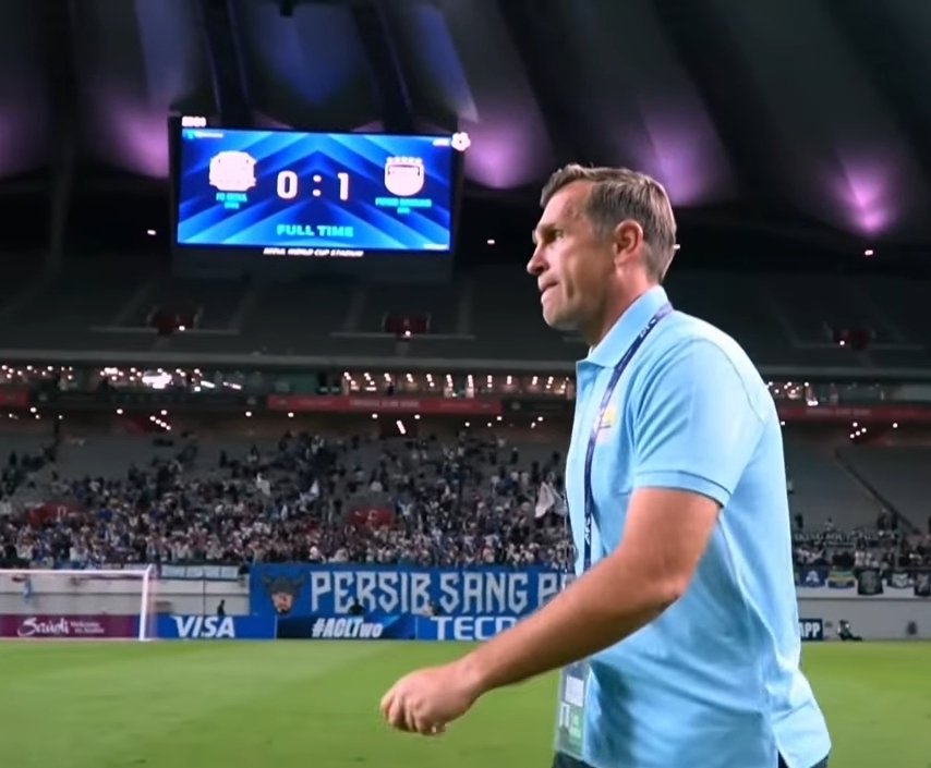 CaprukFootball's tweet photo. Scene terbaik match tadi:

Igor walking and looking to the side.

The scoreboard shows FC Seoul 0-1 Persib

"PERSIB SANG PENAKLUK" https://t.co/UhoKJGibRQ