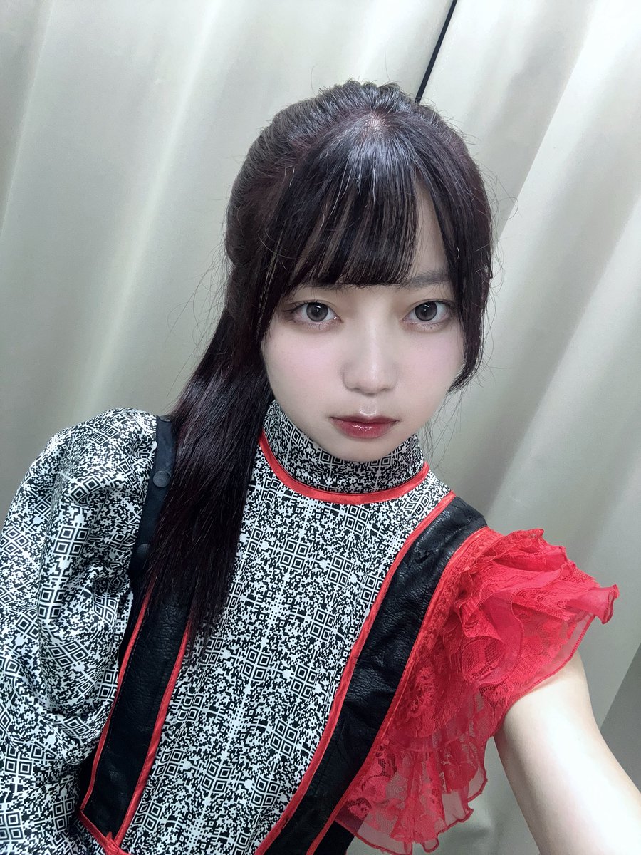 ChihiroNagao's tweet photo. 本日『Cake』お越しいただいた皆様、配信をご覧いただいた皆様ありがとうございました😭💖
あんま見たことないなって方もいらっしゃったと思うのですが皆様ペンラ赤に灯してくださって嬉しかったです🥲あったかい😭
いつも応援してくれるみんなも本当にありがとう大好き😭❤️❤️❤️ https://t.co/yIoY5B1l4R
