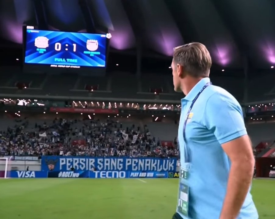 CaprukFootball's tweet photo. Scene terbaik match tadi:

Igor walking and looking to the side.

The scoreboard shows FC Seoul 0-1 Persib

"PERSIB SANG PENAKLUK" https://t.co/UhoKJGibRQ