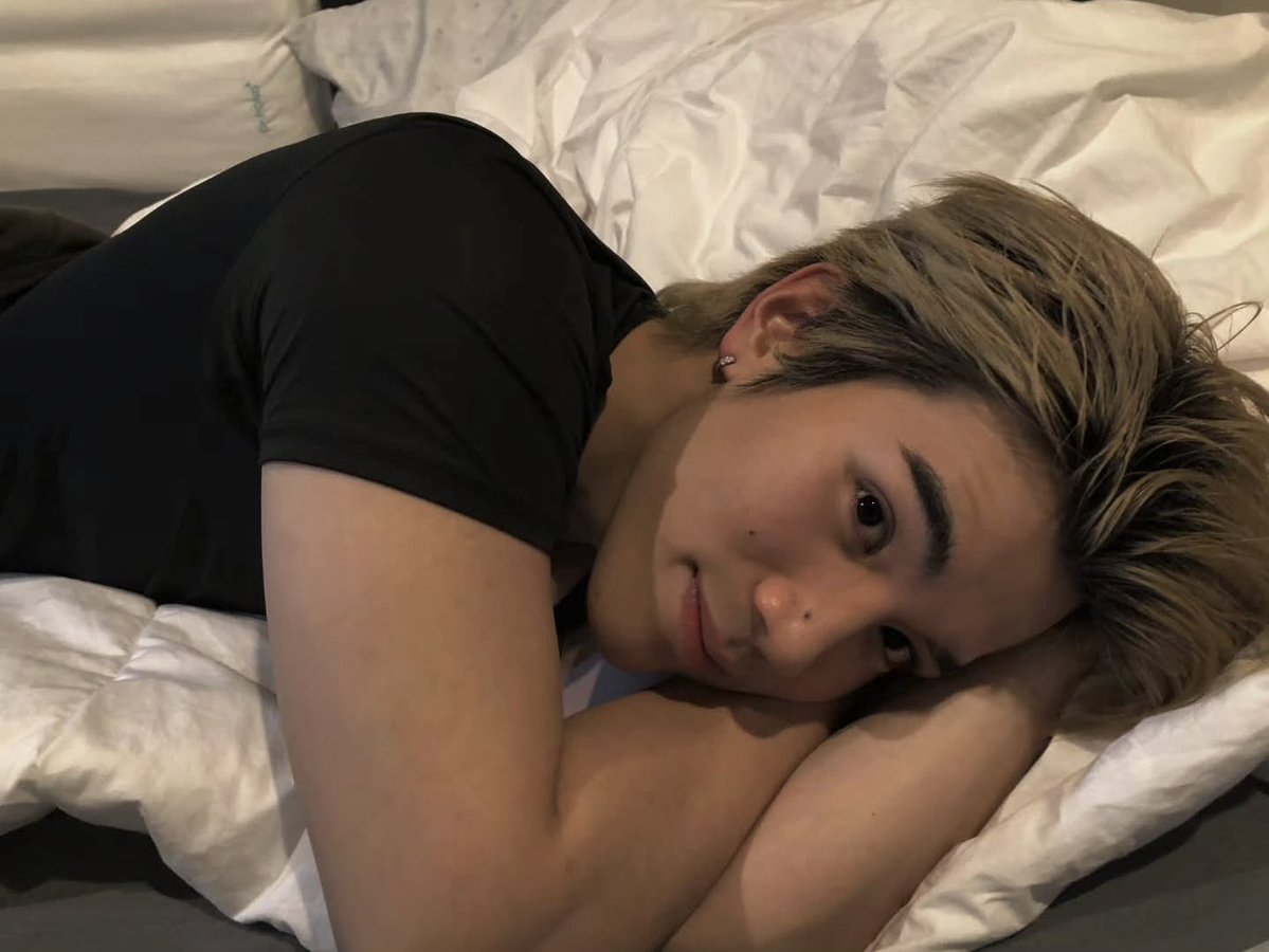 fotgems's tweet photo. this nesting omega genre of fourth selfies https://t.co/fghB3VtP4P