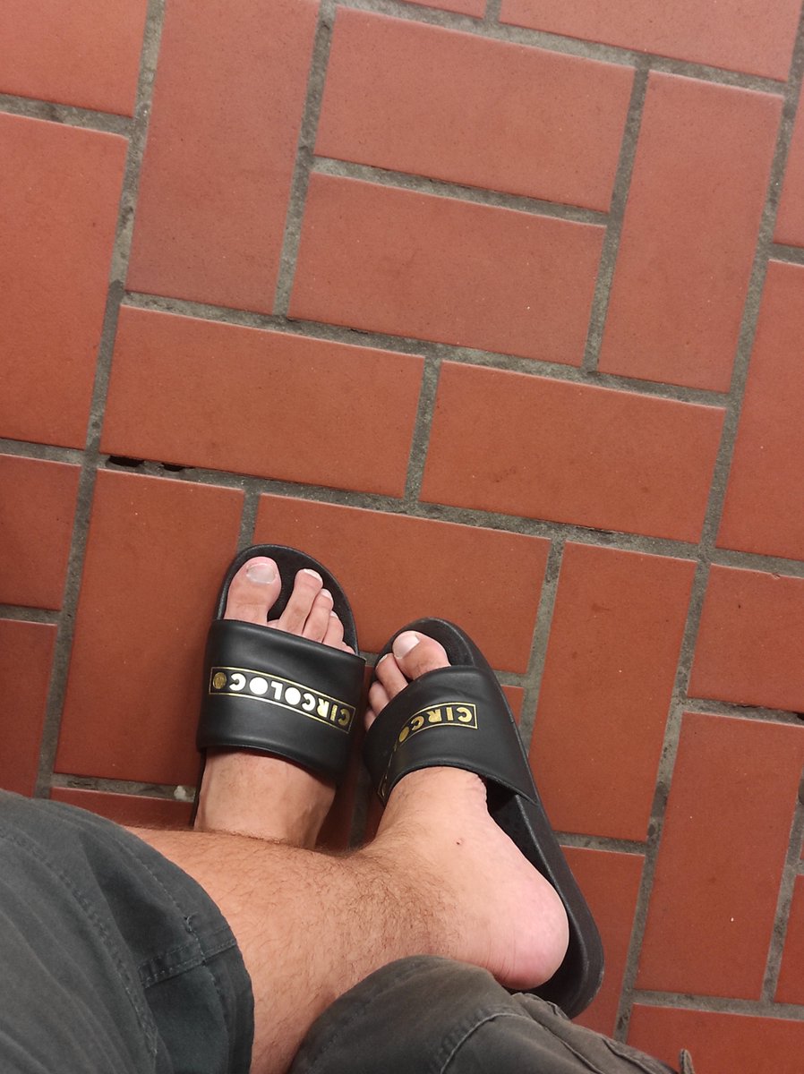 SlideDaddy90's tweet photo. Circoloco Adiletten an den Füßen.
Immer noch der Boss.
Schick oder weiter scrollen.

Circoloco Adilettes on my feet.
Still in charge.
Send or keep scrolling.

#Slides #slidesporn #Cashmaster #Findom #Tribute #PayPig #FootFetish #FeetWorship #MensFeet #GermanFeet #Adiletten #Adilette #circoloco #gayfeet