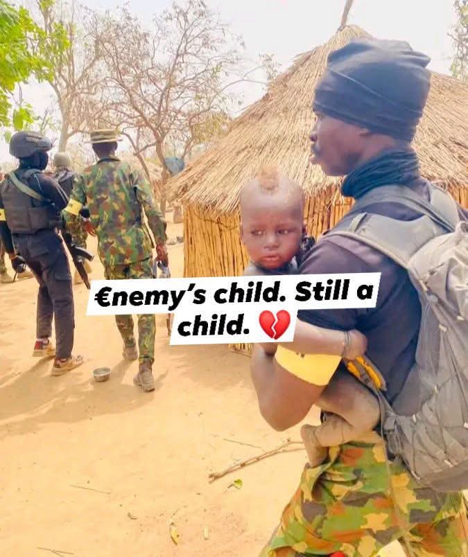 Pressman2040's tweet photo. 🪖🫡£n£my territory. Innocent child. A human heart.

💔In the middle of war, he pauses. Not for a photo. Not for applause. For a child who does not understand why the world is burning.

If there is life after this life, I would still choose to be a soldier. 🥹🪖

#HumanityFirst #NigerianArmy #Soldiers #Nigeria