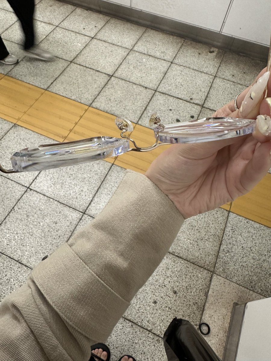 ngm_alkaloid's tweet photo. レムリスメガネ買ったんだけど、目が悪過ぎてレムリスについてるレンズの厚みとは思えんくらいレンズ厚くて終わった___________________ https://t.co/p1MiXjVLS8