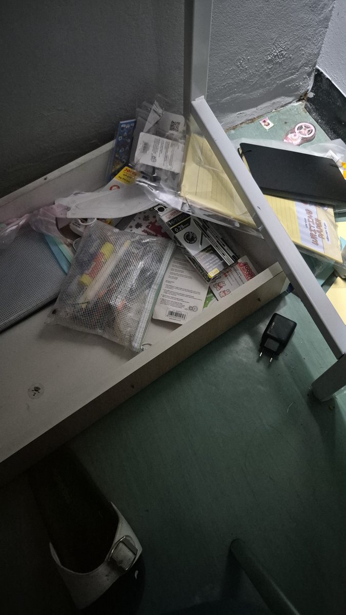 chvwaeyya's tweet photo. ini pihak dorm udah gue kabari berkali kali jir kalau laci mereka macet, masih aja kaga datang teknisinya. udah berapa kali jatuh jir dan kali ini kena kaki sakit banget??? https://t.co/DqWkmnRobQ