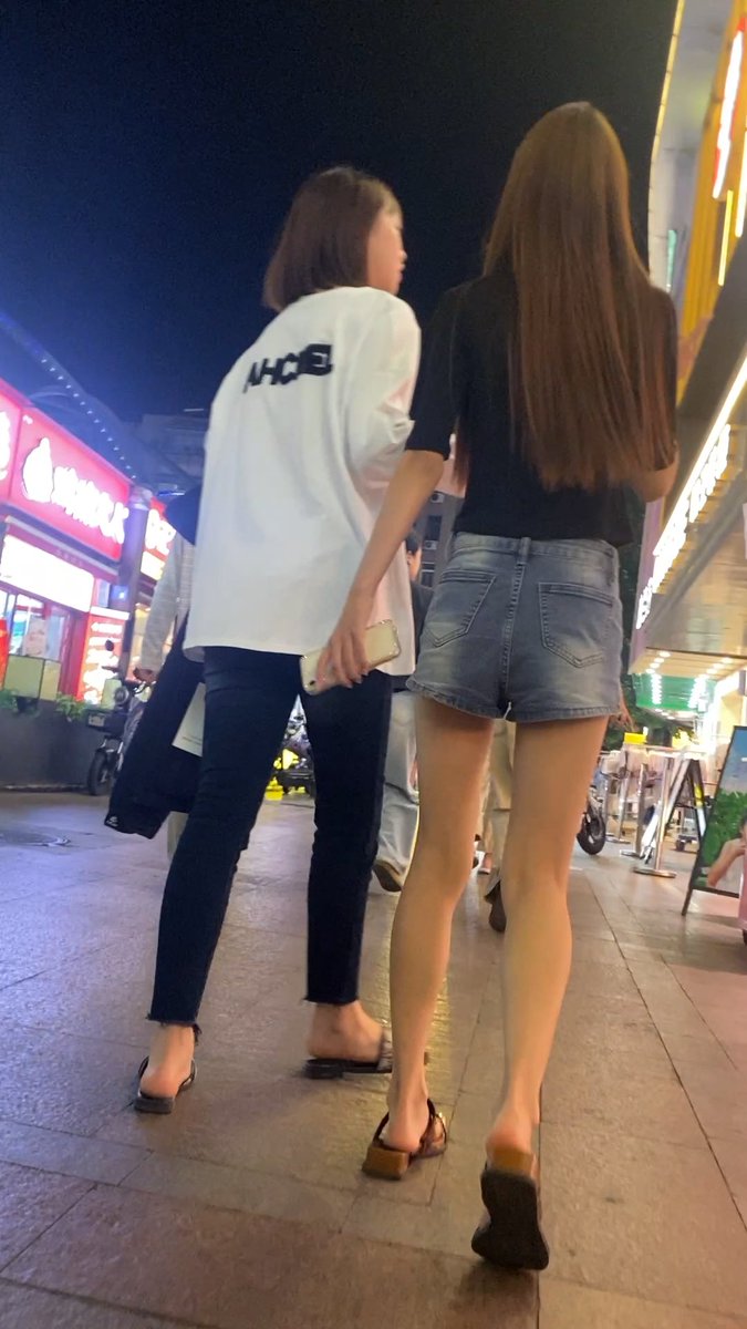Dazheai's tweet photo. 几张美腿存货，抓住夏天的尾巴😍～  #街拍 #美女 #丝袜 #美腿 #foot #legs https://t.co/Df9mzhIoKr