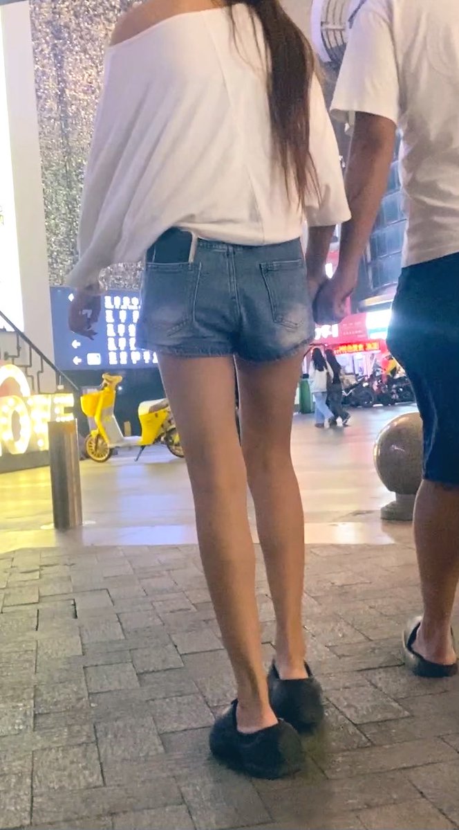 Dazheai's tweet photo. 几张美腿存货，抓住夏天的尾巴😍～  #街拍 #美女 #丝袜 #美腿 #foot #legs https://t.co/Df9mzhIoKr