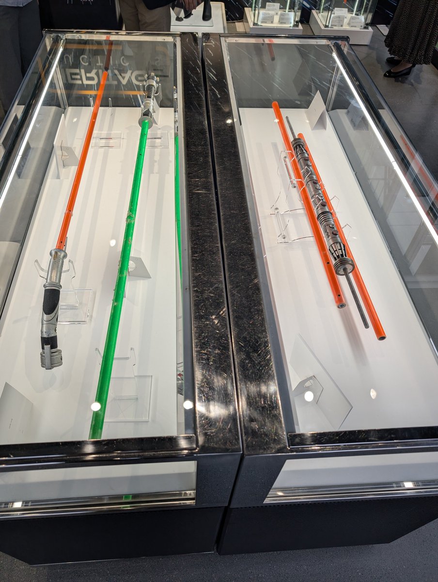 StarWarsRenmei's tweet photo. 9月18日から原宿で、スター・ウォーズの撮影で使われた小道具を展示する展覧会が入場無料で開催！

ヴェイダーのライトセーバーからアストロメク・ドロイドまで貴重な品がずらり

私は2時間ずっと眺め、様々な新発見があり、SWを見返したくなりました
日本で見られる貴重な機会！

詳細は引用元で
#PR

一般公開期間：2026年9月18日（金）～10月27日（火）
会場：東京都渋谷区神宮前6-13-3