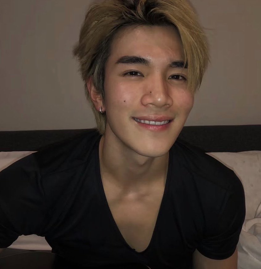 bnbnbjm's tweet photo. ดูคอเสื้อชีนะ เคะระเบิดมาก จมนอยู่ไหนทำไมยังไม่มาคุมอีก !! 😭😭 https://t.co/e3O6kEOq3b