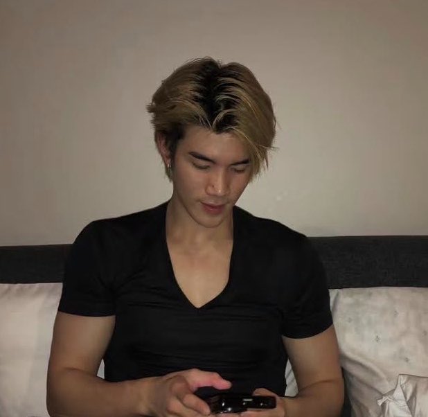 bnbnbjm's tweet photo. ดูคอเสื้อชีนะ เคะระเบิดมาก จมนอยู่ไหนทำไมยังไม่มาคุมอีก !! 😭😭 https://t.co/e3O6kEOq3b