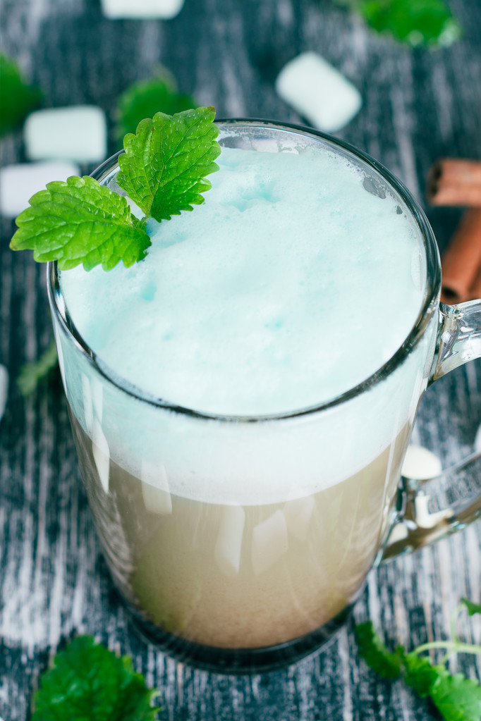 LadonnaKnosh's tweet photo. Beat the summer heat with this 2-minute iced lemon mint latte! Just brew cold black coffee, squeeze 1 lemon, add a handful of fresh mint u0026 ice. Refreshing, zesty u0026 totally homemade. ， https://t.co/P8ZkwNq9Ey