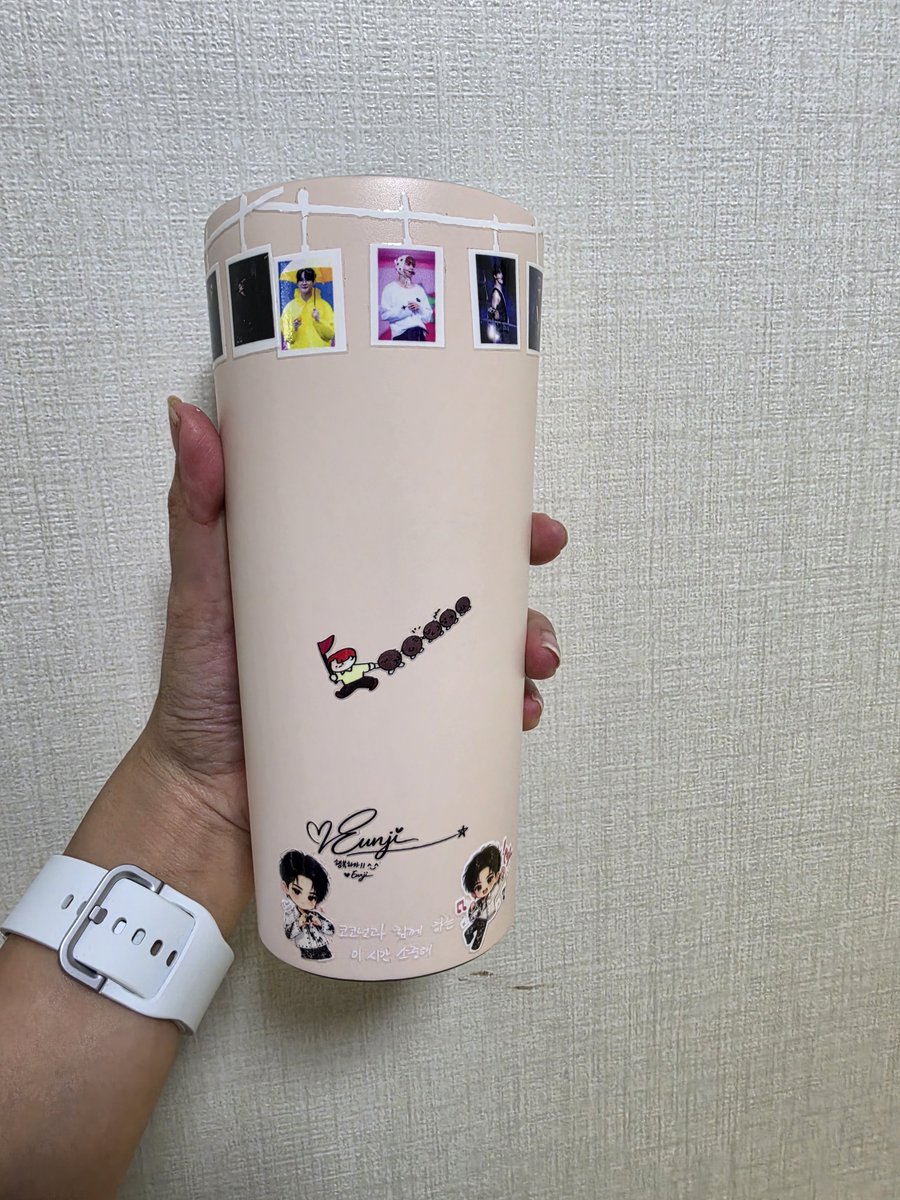 eunji43564's tweet photo. 텀블러 붙었는데 위에거는 이어지길 바래서 했는데 너무 애먹어서 뺄까해여😂🥹 다른건 선명하게 나오네여~ 틴케이스도 몇개 할까봐여 저 두개하고 다른거 집어넣으면 될것같은ㅋㅋㅋ https://t.co/r3NxS3lwk3