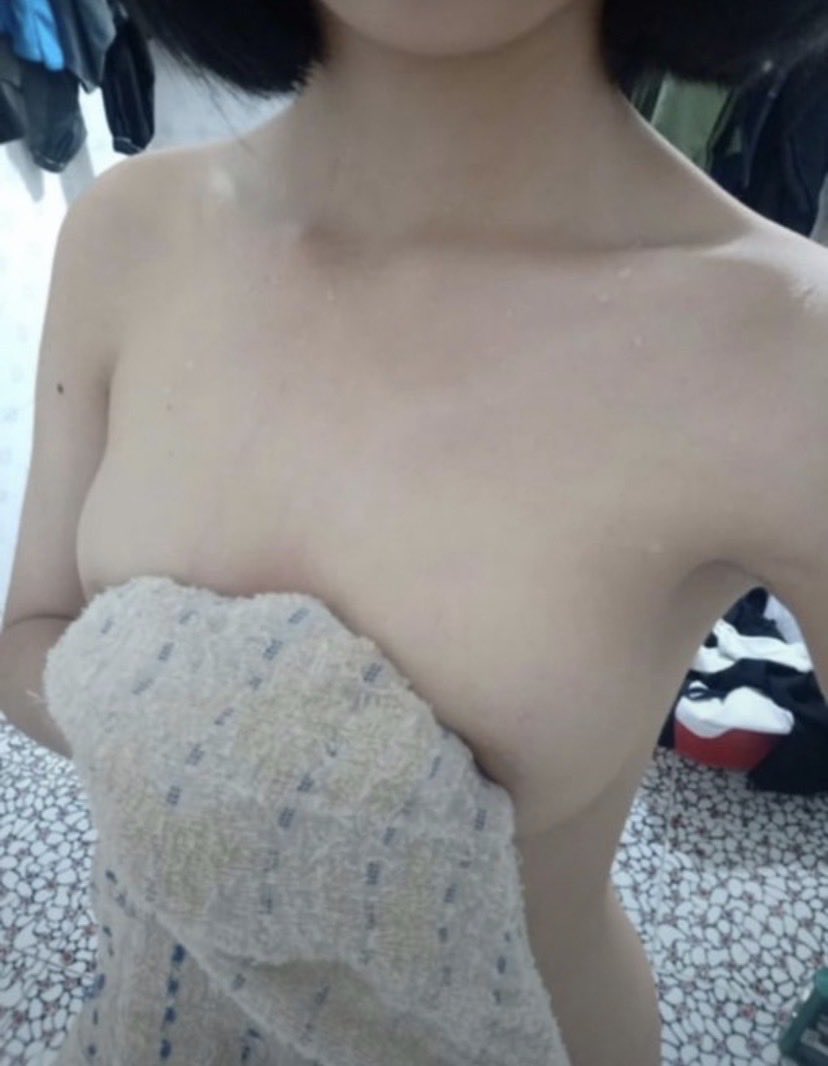 Nat1917405's tweet photo. 呜呜呜乳头被玩弄得超级舒服，看起来好开心啊

#女神 #反差 #眼镜婊 #骚货 #妓女 #文爱 #合照 #射屏 #强奸 #轮奸 #三通 #贱货 #母狗 https://t.co/zVJQb8sjQn