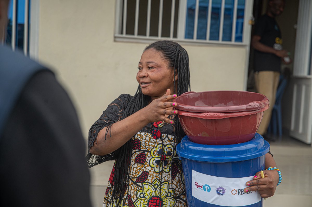 ffcrdc's tweet photo. Dans le cadre du projet « Mwanamuke Simama Tu Piganishe Ebola », RAVI ASBL, avec l’accompagnement du Fonds pour les Femmes Congolaises (FFC) et l’appui financier de Resilio Fund, a procédé à la distribution de kits de prévention et de contrôle des infections (PCI) à des femmes cheffes de ménage des quartiers Katindo et Majengo.
Ces kits leur permettront de renforcer les mesures de prévention au sein de leurs familles et de contribuer activement à la protection de leurs communautés contre la Maladie à Virus Ebola.
« Merci pour ces kits qui nous aideront à mieux protéger nos familles et notre communauté contre Ebola »,témoigne Aline Byanikire, leader communautaire.