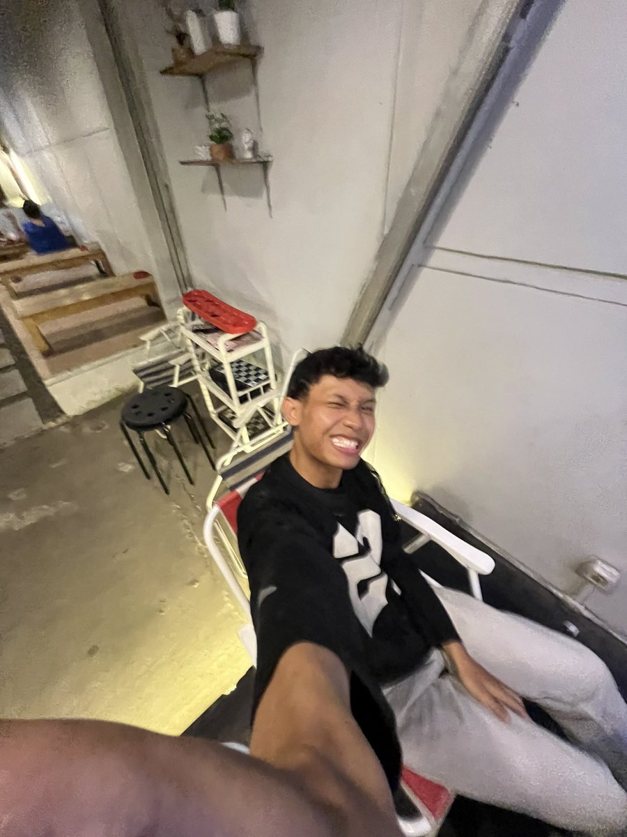 piwft5's tweet photo. Kan tdi habis ngopi di warkop karyawan nya setel music di speker gitu,eh pas mau pulang tadi tiba2 music nya berhenti trus bunyi notif apk grindr anying,jujur janggal sama karyawan warkop nya,mana mereka ber2 doang cowo yang ngjaga😭🤘🏽apakah mereka homo wkwkw https://t.co/6doAl9DMNB