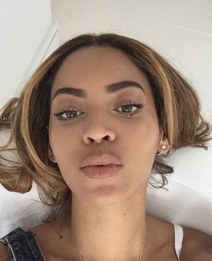 beyfobic's tweet photo. this iconic selfie> https://t.co/87mapGF03x