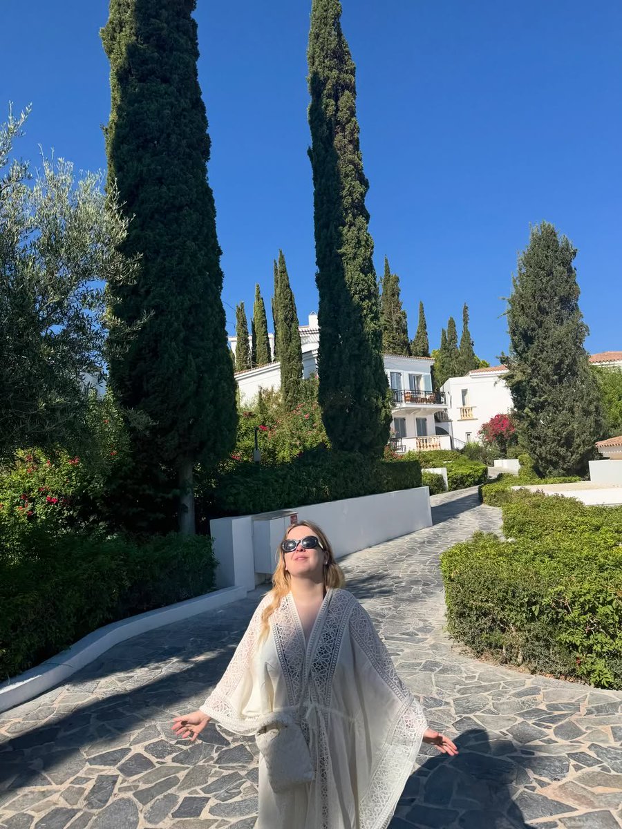 imaderrygerl's tweet photo. My eyes have been blessed by Nicola’s beauty once again! So happy she’s gotten some proper downtime amidst all her projects. Also, she has the most incredible skin. I need that bodycare routine stat. https://t.co/XpGcy0r8p0