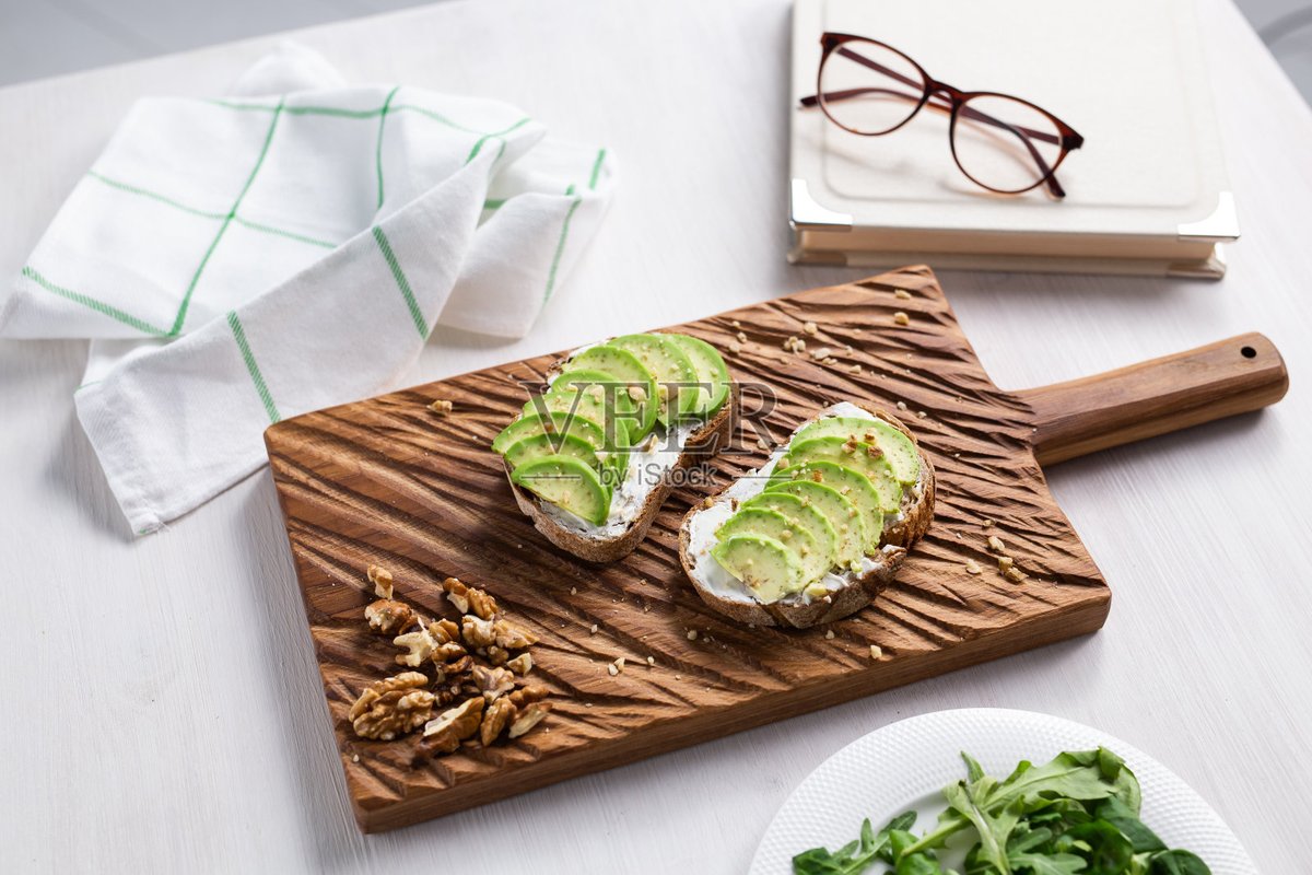 seongchun89's tweet photo. [Lazy Sunday vibes just hit different  – buttery avocado, a sprinkle of flaky sea salt, and a dash of black pepper make for the easiest, tastiest brunch. No fancy prep, just all the good stuff!]， https://t.co/TZQJqXVORD