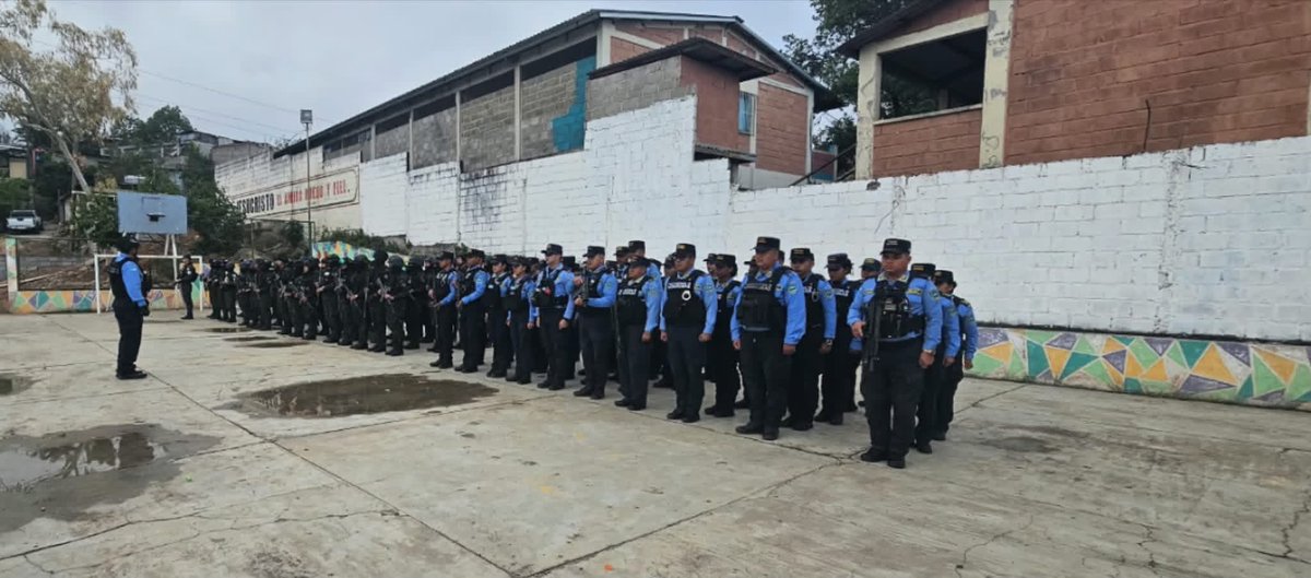 umep_4's tweet photo. 🚔 𝙋𝙊𝙇𝙄𝘾Í𝘼 𝙉𝘼𝘾𝙄𝙊𝙉𝘼𝙇 𝙁𝙊𝙍𝙏𝘼𝙇𝙀𝘾𝙀 𝙊𝙋𝙀𝙍𝘼𝘾𝙄𝙊𝙉𝙀𝙎 𝙀𝙉 𝙑𝙄𝙇𝙇𝘼 𝙉𝙐𝙀𝙑𝘼 𝙔 𝙇𝙊𝙎 𝙋𝙄𝙉𝙊𝙎 👮🏻‍♂️👮🏻

En la colonia Villa Nueva se realizó la formación de inicio del personal de las diferentes UMEP, unidades operativas policiales y Fuerzas Militares. https://t.co/EXBmH8sTmK