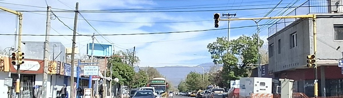 jgenestal's tweet photo. @TransporteMza Quedo a medio arreglar ...  funciona solo el semaforo que esta en la vereda... el aereo no y se producen accidentes https://t.co/EM6EFM1Mxy