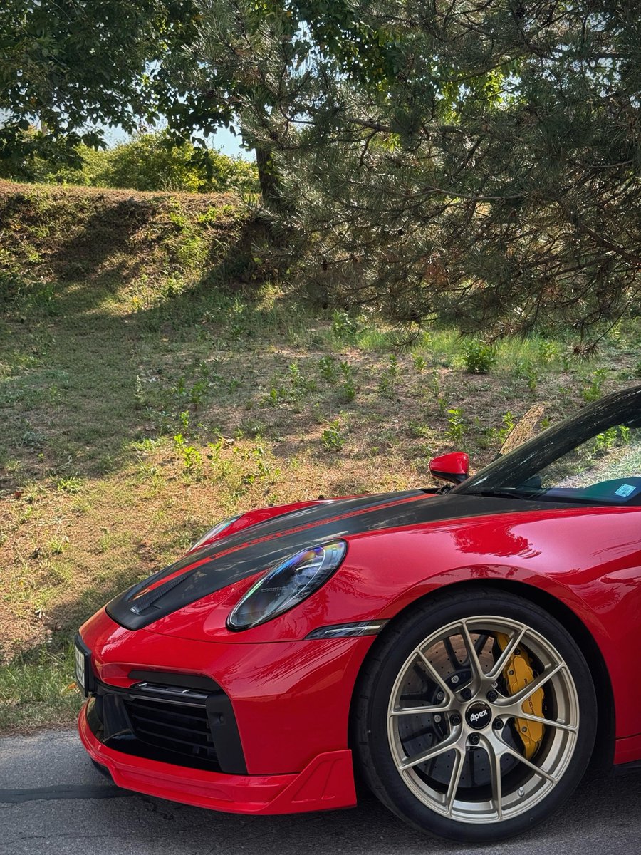 Bilusolda's tweet photo. The new addition: a carbon hood. https://t.co/rz6qUF6R07