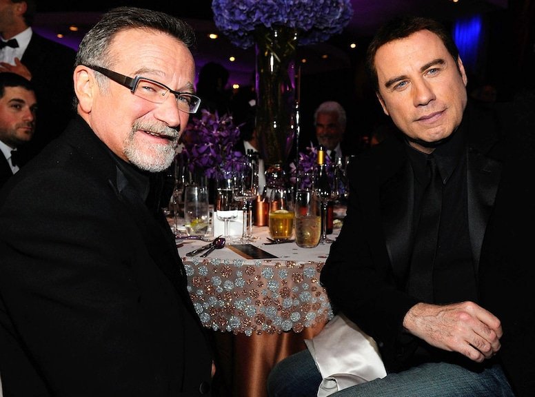 ElaineSstark's tweet photo. Robin Williams y John Travolta estaban tomando algo en un bar de Santa Bárbara cuando descubrieron que en el local contiguo se celebraba una boda.

No conocían a los novios ni estaban invitados, pero decidieron entrar.

Podían regresar a casa o averiguar hasta dónde llegaría la improvisación.

Eligieron lo segundo.

Fingieron pertenecer a la celebración e intentaron mezclarse con los invitados. 

El engaño duró poco: alguien terminó reconociéndolos y gritó que realmente eran Mork y Vinnie Barbarino, sus famosos personajes televisivos.

En lugar de expulsarlos, los novios y sus invitados los recibieron como parte de la fiesta.

Travolta contó que él y Robin recordaron aquella noche durante años. No prepararon personajes, disfraces ni explicaciones.

Simplemente vieron una boda y decidieron comprobar qué ocurriría si entraban.