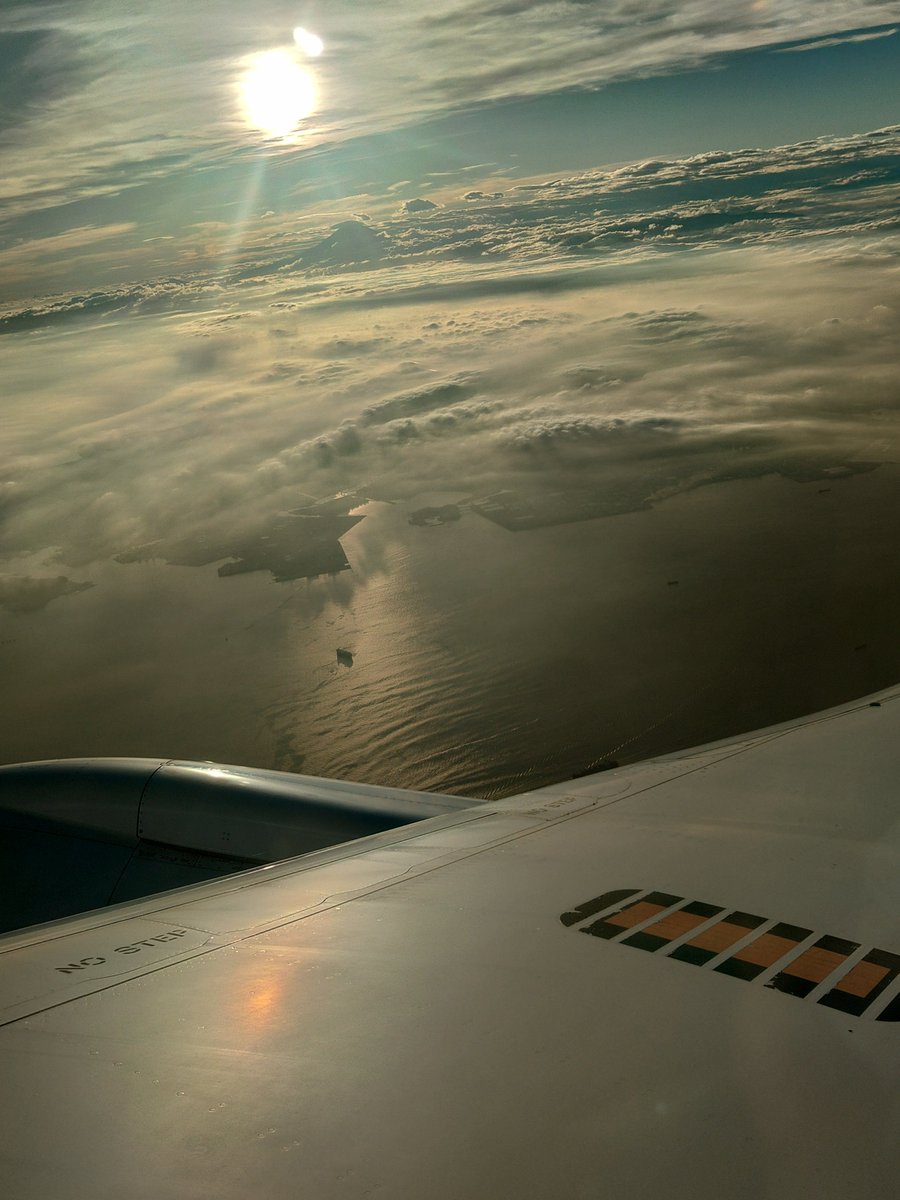 Osakanasukix's tweet photo. 出張から沖縄へ帰ってきました。
　飛行機の窓からは相模湾の先に雲の合間から富士山が見えてあらためて、雲と富士山も良いなと思いました。 https://t.co/QZ71St3PWl