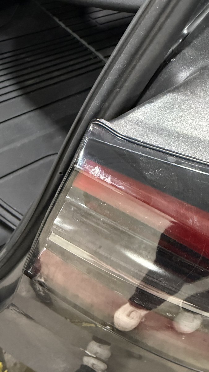 jsman191's tweet photo. Tesla cracked my glass roof on a waiter visit.

Used 2024 Model Y Performance from Tesla, July 16.

Sept 10 waiter appt for liftgate hinges. Within an hour they cracked the roof taking the trunk off, dented the trunk, and scraped the right rear taillight.
@Tesla  @elonmusk https://t.co/ebqTqt4fcG