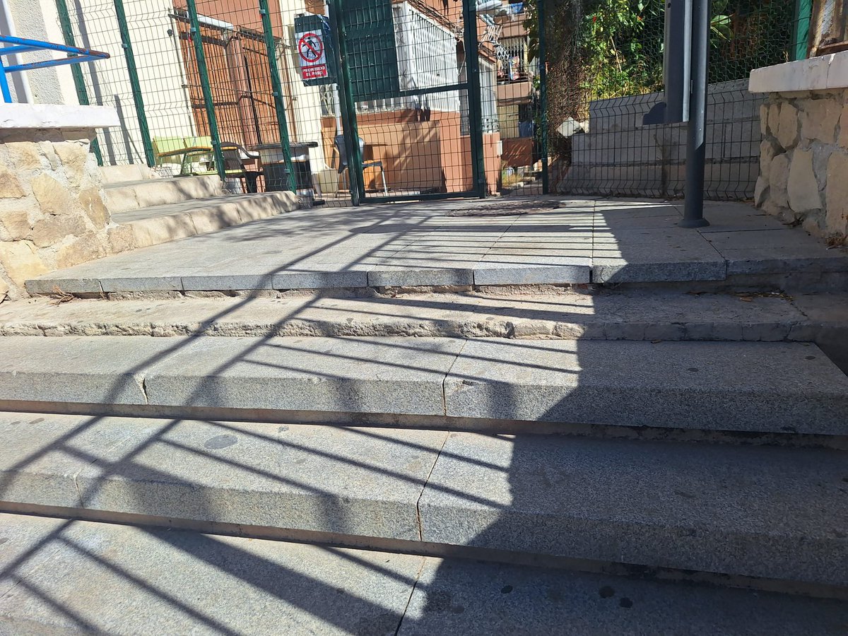 AlicantRecicla's tweet photo. @saicalicante,@alicanteayto ,@Tenecesit_A, llevamos meses quejándonos del abandono como siempre del AYTO,VERGONZOSO?Nooo,lo siguiente, los contenedores desde que se avisó con foto subida,nada seguimos haciendo ejercicio para subir la tapa. Aguas fecales como un RIACHUELO por CRTA https://t.co/9ri3RyfXl9