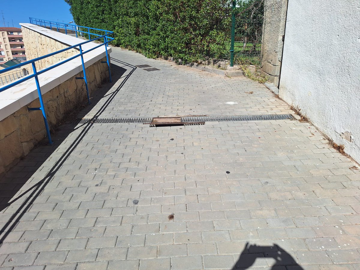 AlicantRecicla's tweet photo. @saicalicante,@alicanteayto ,@Tenecesit_A, llevamos meses quejándonos del abandono como siempre del AYTO,VERGONZOSO?Nooo,lo siguiente, los contenedores desde que se avisó con foto subida,nada seguimos haciendo ejercicio para subir la tapa. Aguas fecales como un RIACHUELO por CRTA https://t.co/9ri3RyfXl9