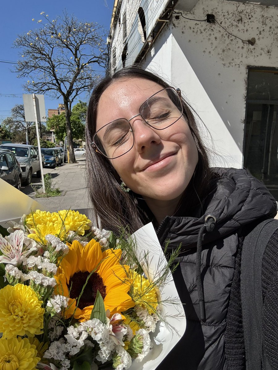 berrettasofi's tweet photo. mi novio me dio flores por nuestro aniversario y un chico me preguntó si hoy era el dia en el que se regalaban las flores amarillas para así comprarle unas a su novia 🥹 jdkfjdj https://t.co/SNKRNa0uBd