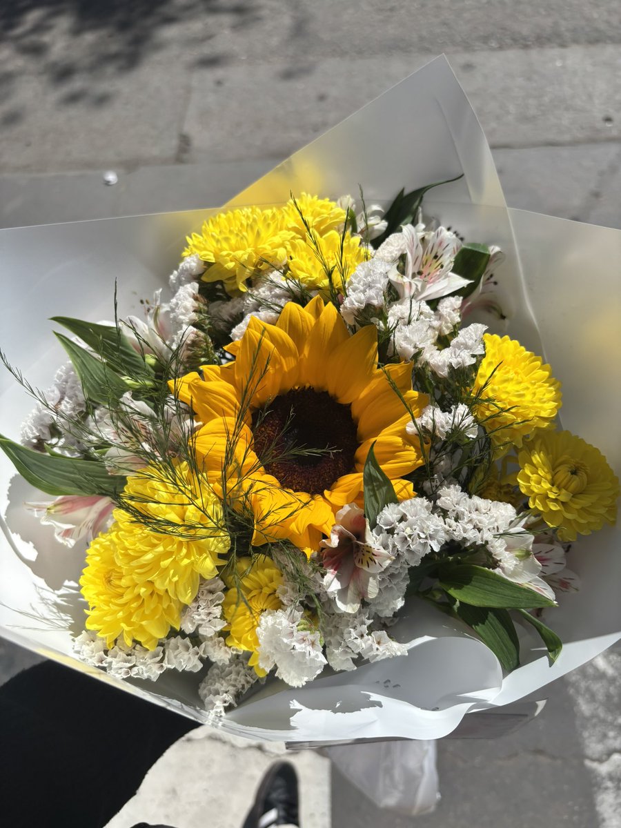 berrettasofi's tweet photo. mi novio me dio flores por nuestro aniversario y un chico me preguntó si hoy era el dia en el que se regalaban las flores amarillas para así comprarle unas a su novia 🥹 jdkfjdj https://t.co/SNKRNa0uBd
