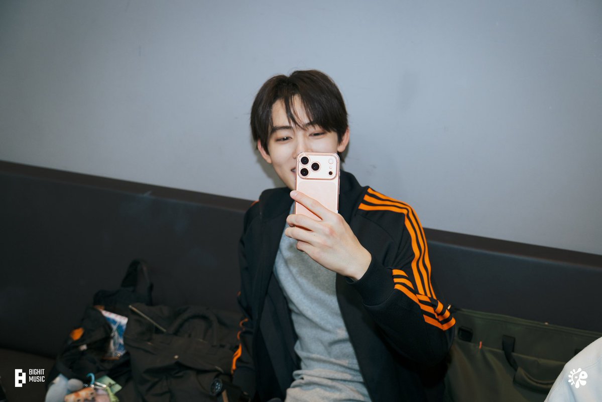 iishioz1e's tweet photo. 이사진들 대기실에서 서로 찍어준거인거 아시는분 https://t.co/8yfFwvji5n