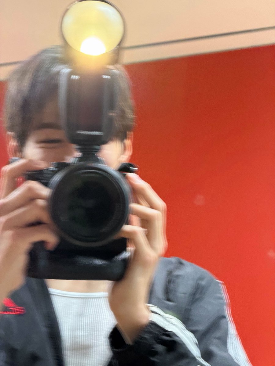 iishioz1e's tweet photo. 이사진들 대기실에서 서로 찍어준거인거 아시는분 https://t.co/8yfFwvji5n