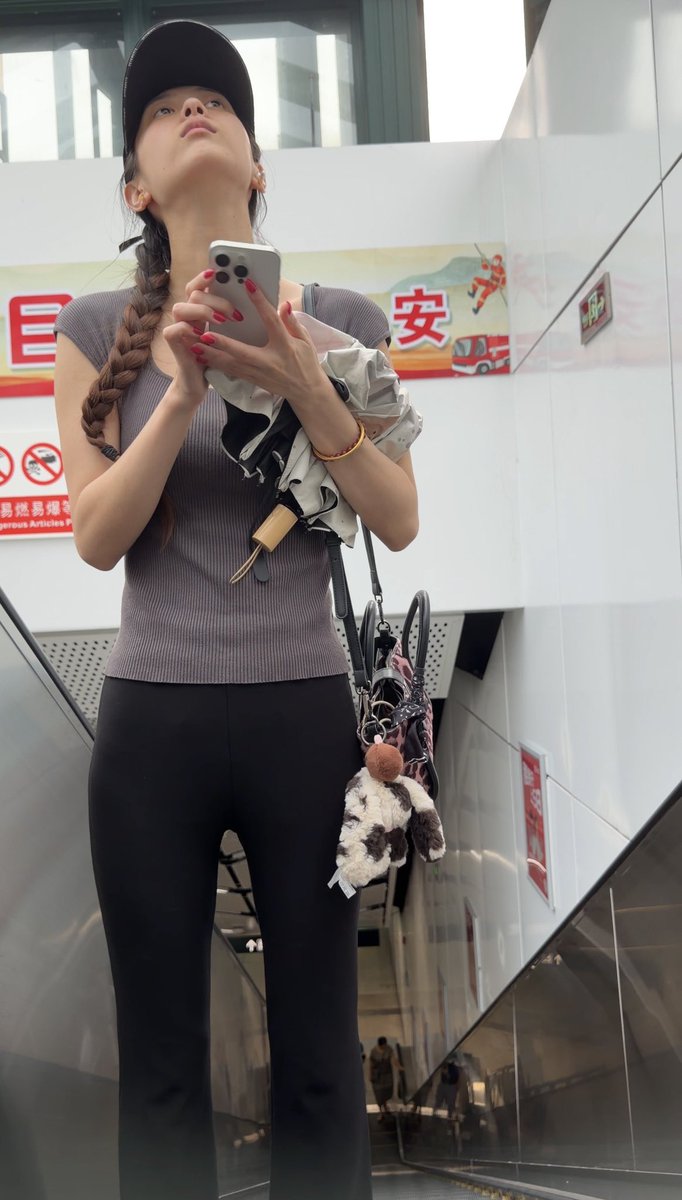 dongqi46082's tweet photo. 今天扶梯上碰到这双脚
灰色罗纹上衣 + 黑色开叉微喇裤 + 黑色厚底人字拖
低头看手机的时候，拖鞋一下一下往外晃，脚趾和脚弓都露出来了
同款拖鞋有人穿过吗？这双脚给几分？
#街拍 #足控 #美脚 #美足 #人字拖 #footfetish #flipflops https://t.co/AhdH8AWoxt