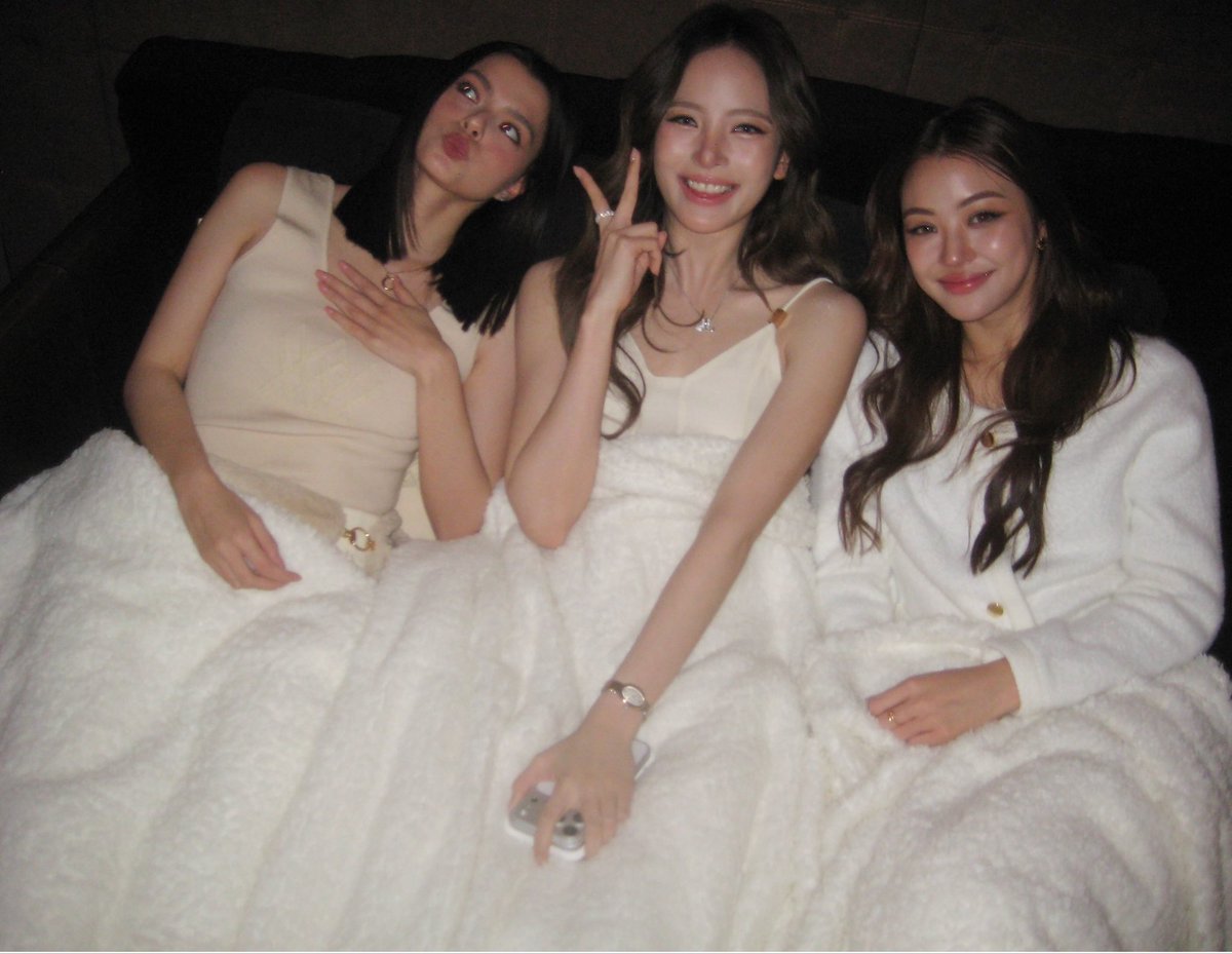 freen__brainrot's tweet photo. becbec and miu in one frame im screaming https://t.co/GzRENLHgdc