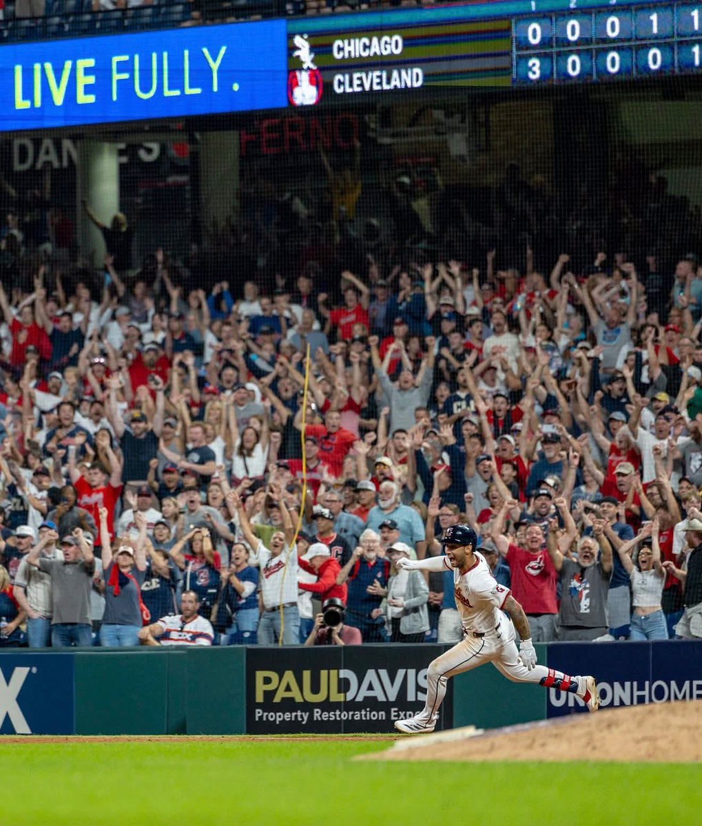 CLEsportsTalk's tweet photo. One of the best pictures in Cleveland History 🔥🔥🔥 https://t.co/qxwVi9x6EB